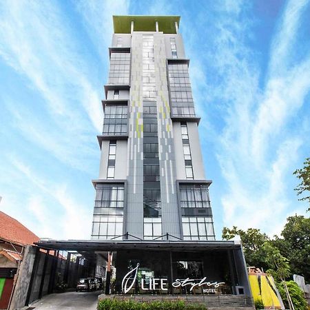 The Life Styles Hotel Surabaya Gubeng Bagian luar foto